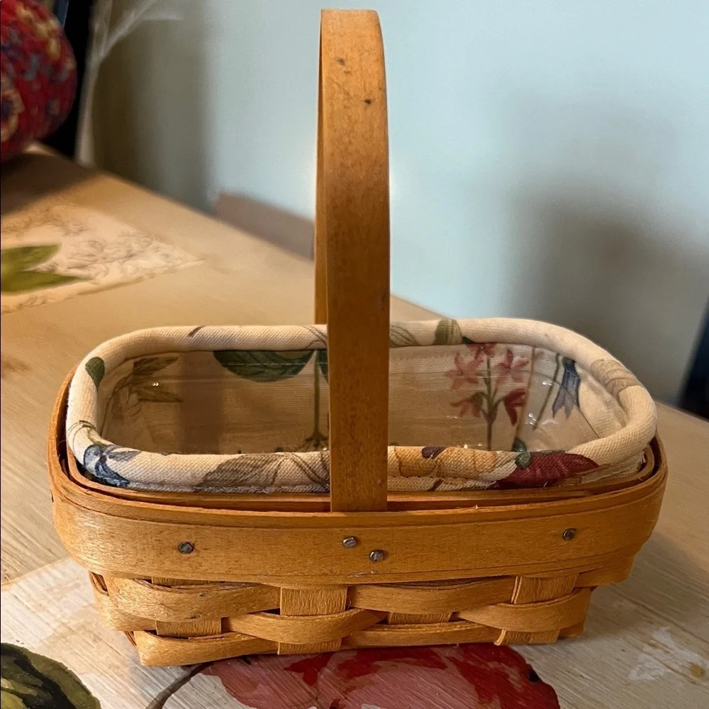 Longaberger ‘99 Hostess Basket w/Liner, plastic protector and stationary handle